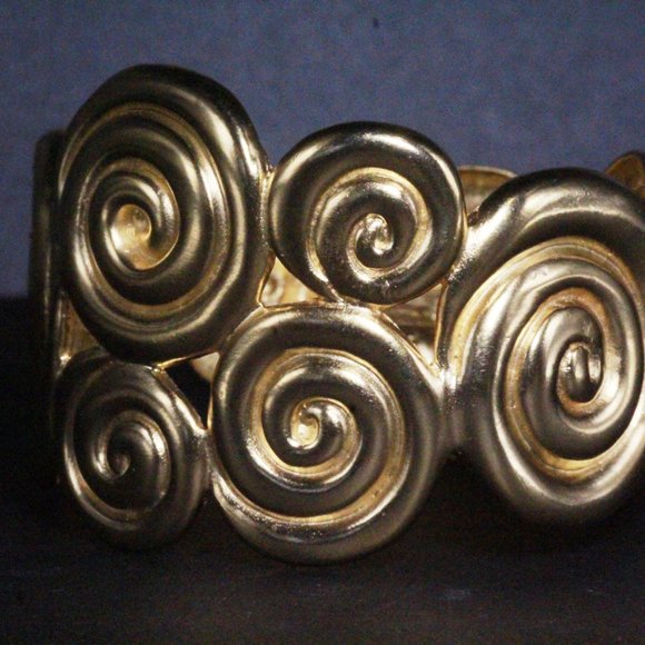 Kenneth Jay Lane Designer Heavy Massive Etruscan Swirl Matte Gold Clamp Bracelet - Picture 3 of 9